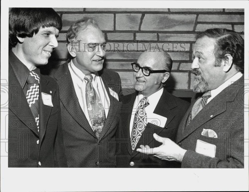 Load image into Gallery viewer, 1974 Press Photo Dave Meager, Jim Augustine, Jim Tarantino &amp; Nat Oppenheim Meet
