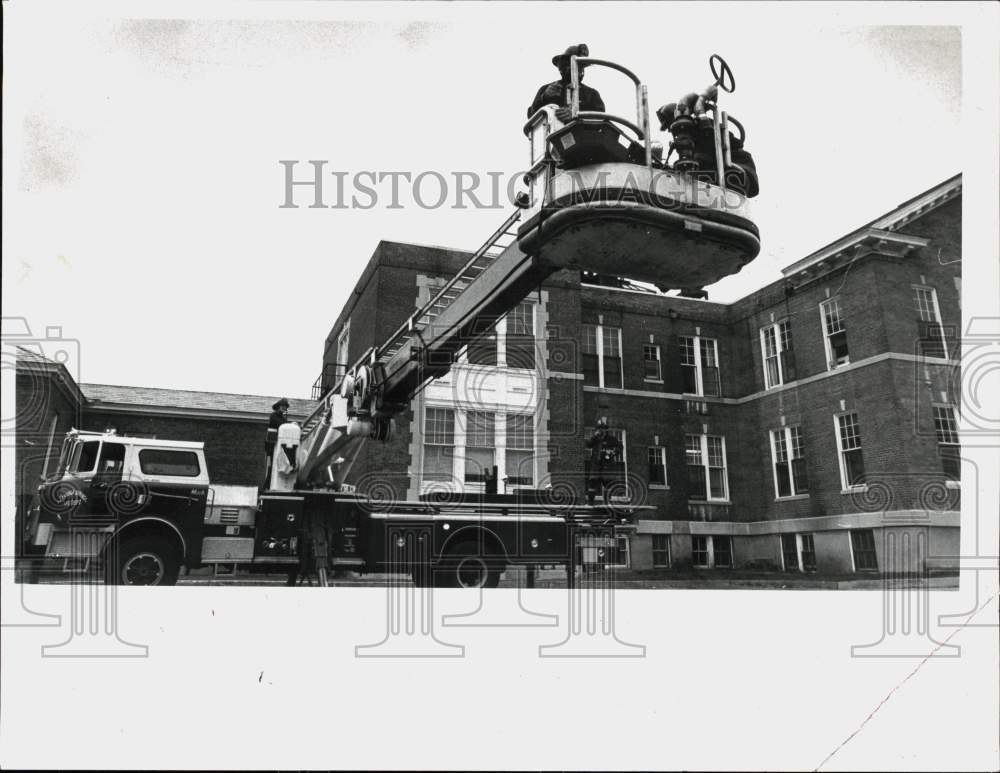 1978 Press Photo Saratoga Firefighters Use Aerial Tower at Saratoga Hospital- Historic Images