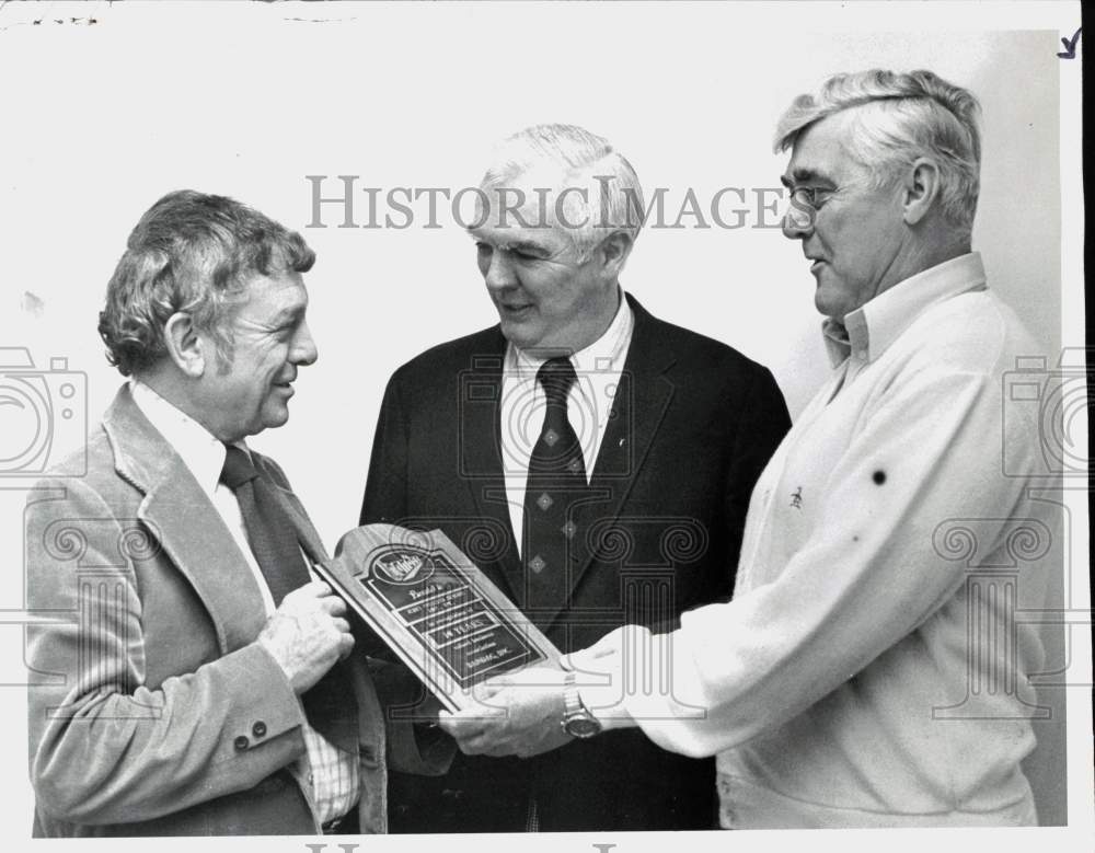 1977 Press Photo Chuck Terry and Bob Haggerty Receive Plaque, Albany, New York- Historic Images