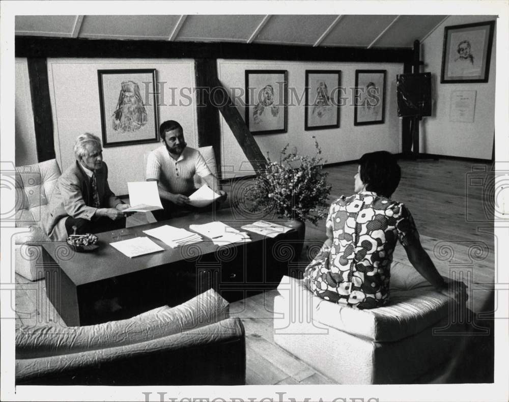 1974 Press Photo Henry and Gladys Dziezic, John Prince at Sunflower Art Center- Historic Images