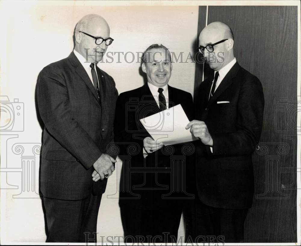 1965 Press Photo Milton M. Tinkle and Other Realtors in Albany, New York