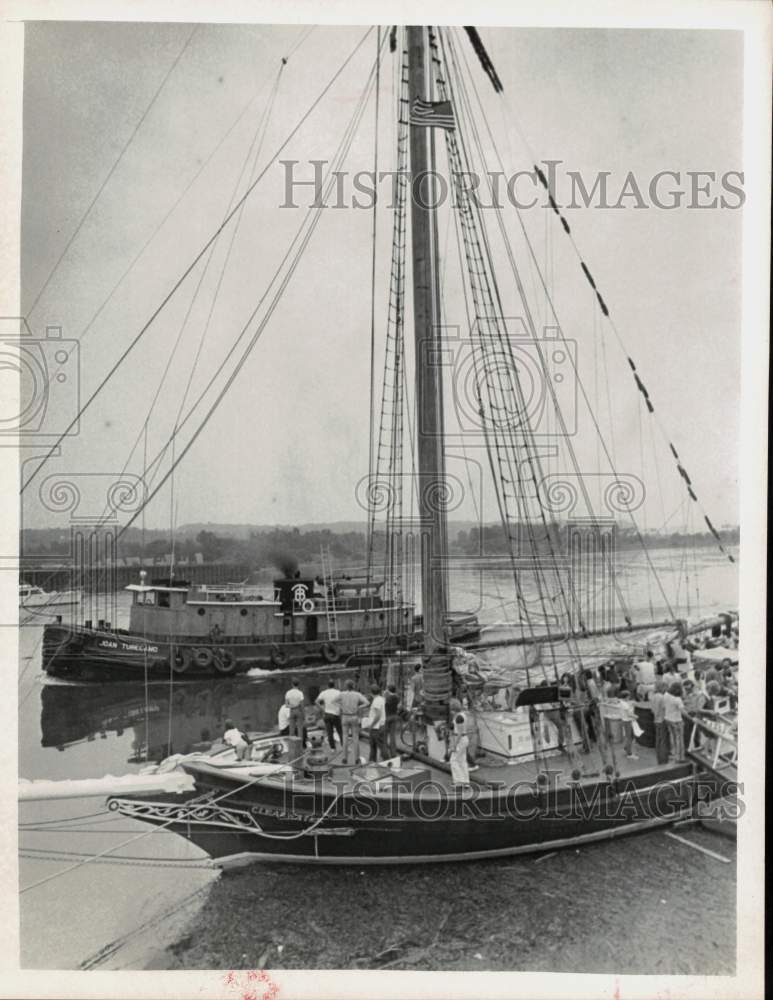1971 Press Photo Clearwater Sloop Tied Up at Dock as Tug Goes By on Hudson River