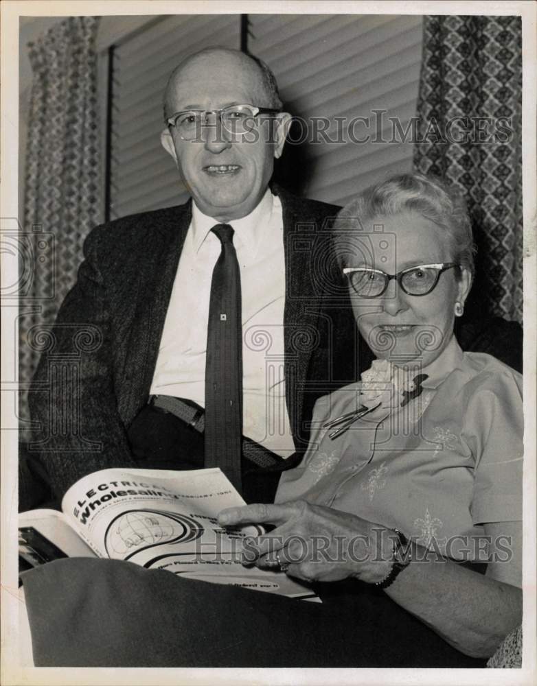 Load image into Gallery viewer, 1961 Press Photo William and Dorothy Clarke of Guilderland, New York - tub22935
