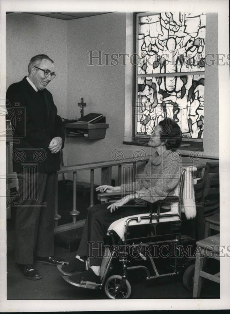 1985 Press Photo Reverend Mason Tolman and Colleen Smith at Children's Hospital- Historic Images