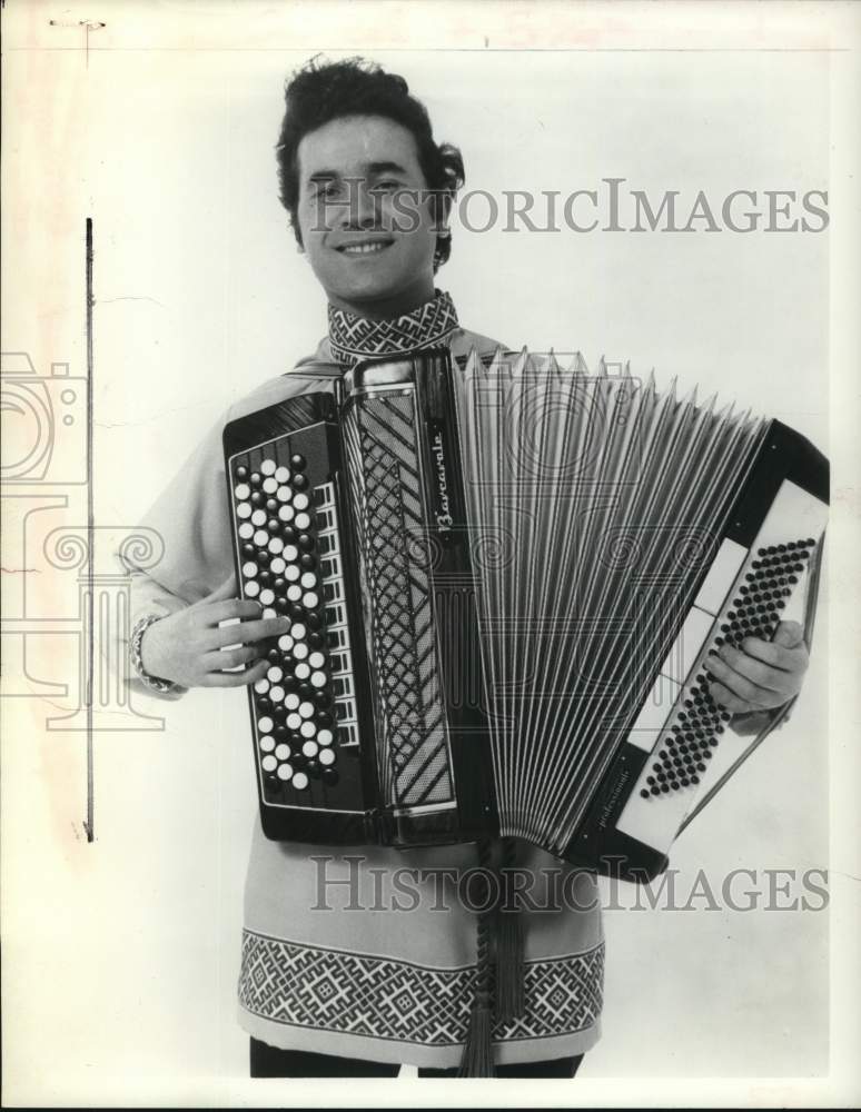 1974 Press Photo Simon Timlichman of Russia Playing Accordion - tub23136- Historic Images