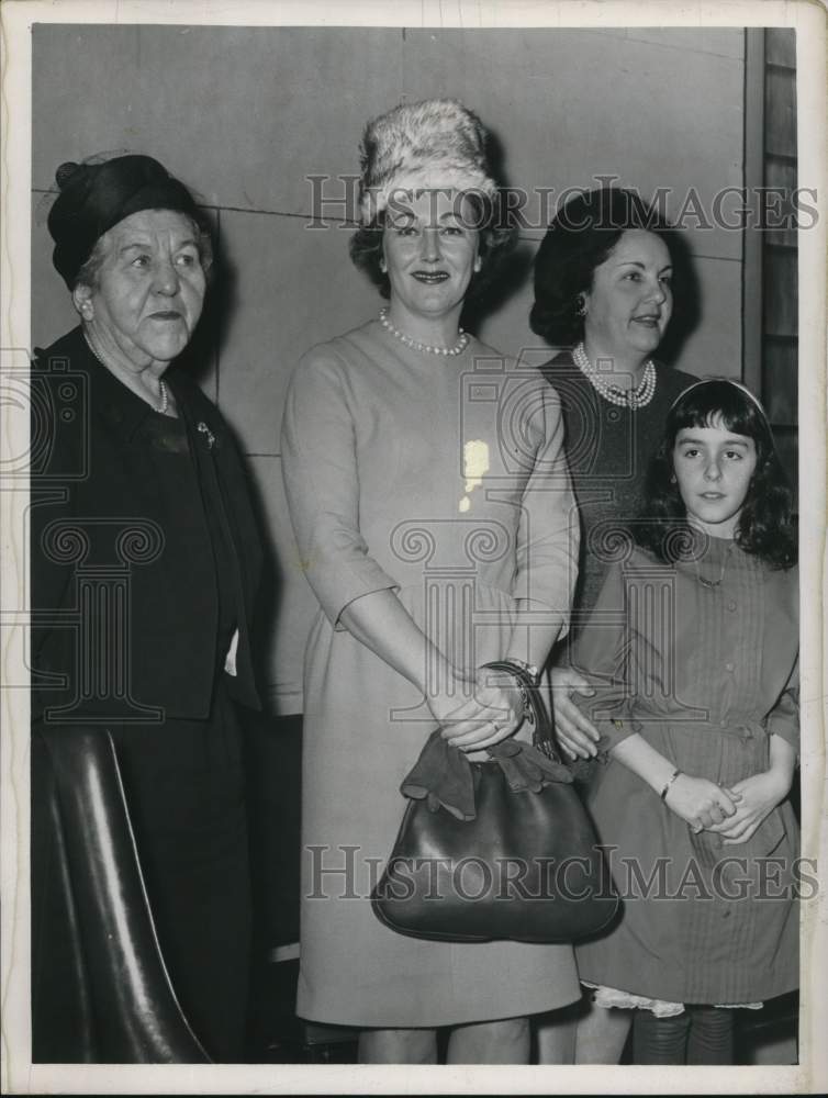 1964 Press Photo Jane Todd, Mary Tobin, and Mrs. Martin Psaty - tub23305- Historic Images