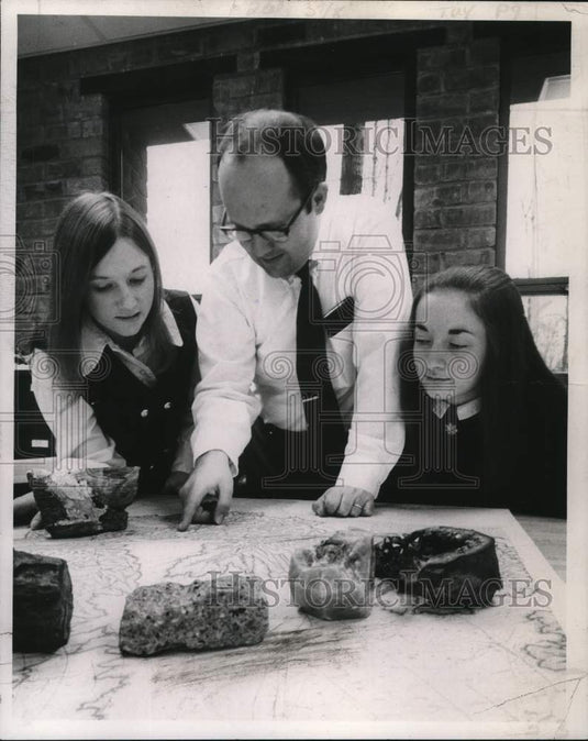 1970 Press Photo Dr. John J. Thomas, Janet Plotka & Andrea Paternoster Plan Trip