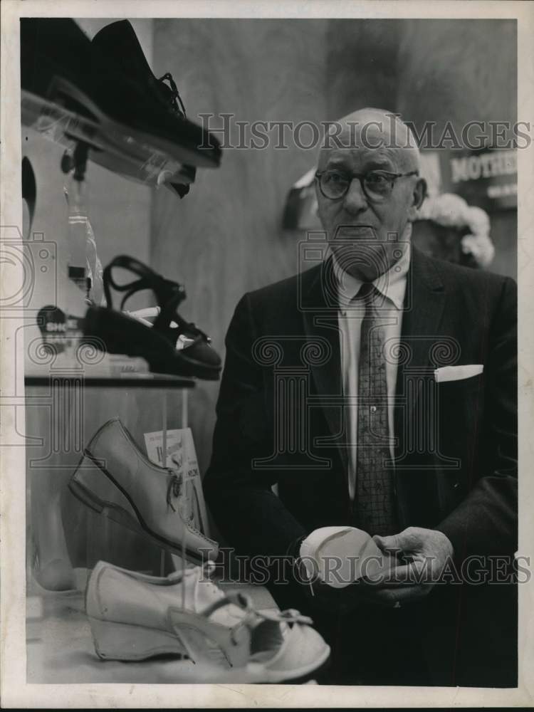 1962 Press Photo D.W. Thompson, Noted Shoe Authority, Locke Shoe Company- Historic Images