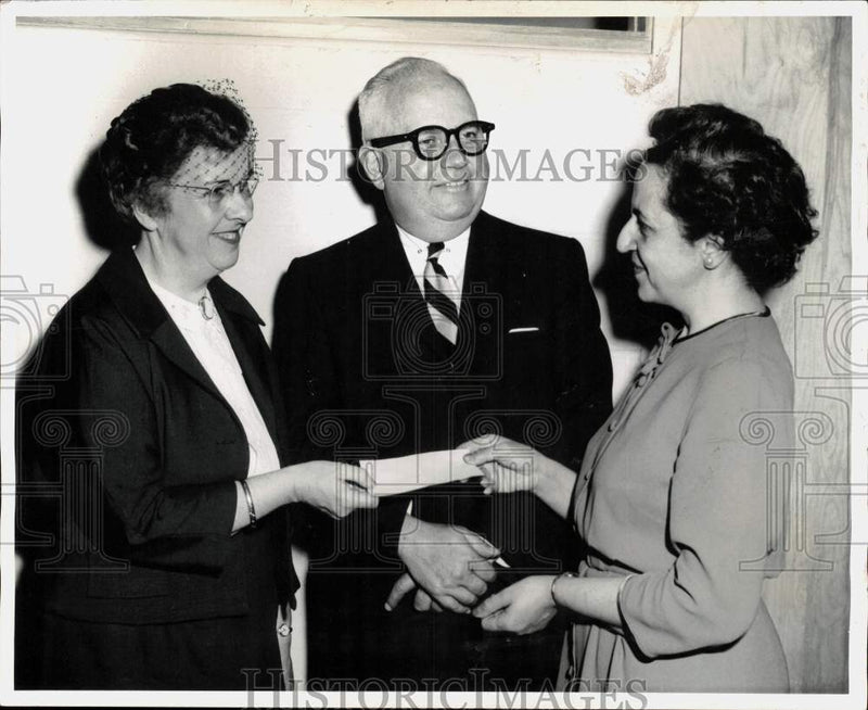 Load image into Gallery viewer, 1962 Press Photo Helen LaViolette Awarded Scholarship to Russell Sage Evening
