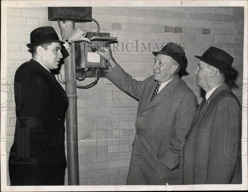 Load image into Gallery viewer, 1965 Press Photo Edwin Sperber, Mayor Corning &amp; Dick Connors Turn on Xmas Lights
