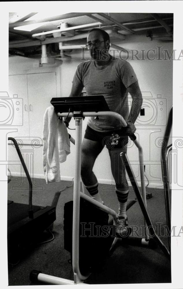 1989 Press Photo Nelson Weinstock Working Out at Steuben Athletic Club in Albany- Historic Images