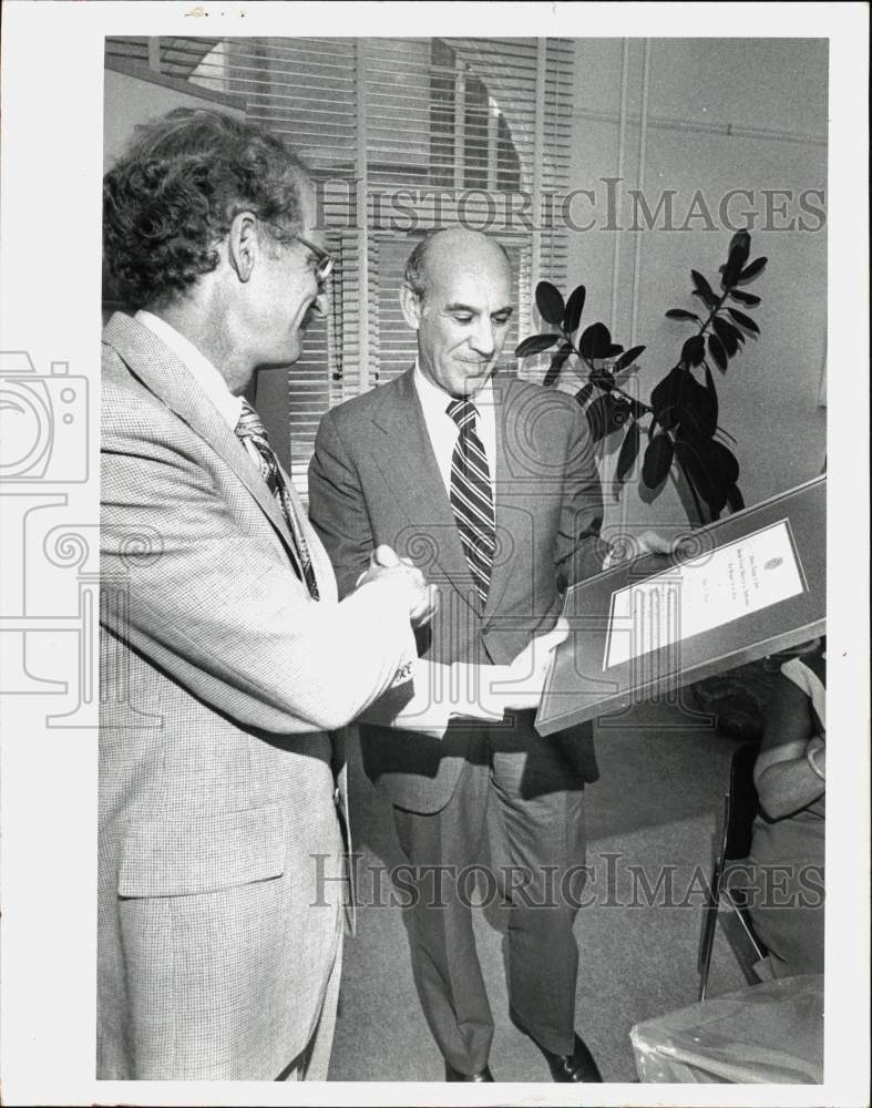 1976 Press Photo Lewis Swyer and Bob Briker with Plaque - tub25725- Historic Images