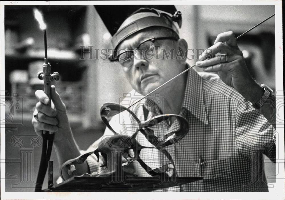 1977 Press Photo William Strong Working on a Metal Sculpture - tub26477- Historic Images