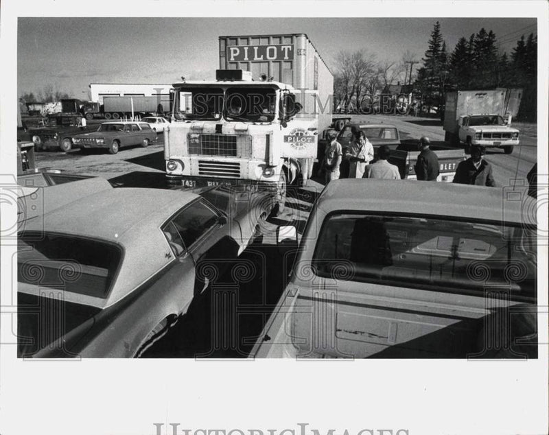 Load image into Gallery viewer, 1974 Press Photo Truckers in Work Stoppage - tub26630
