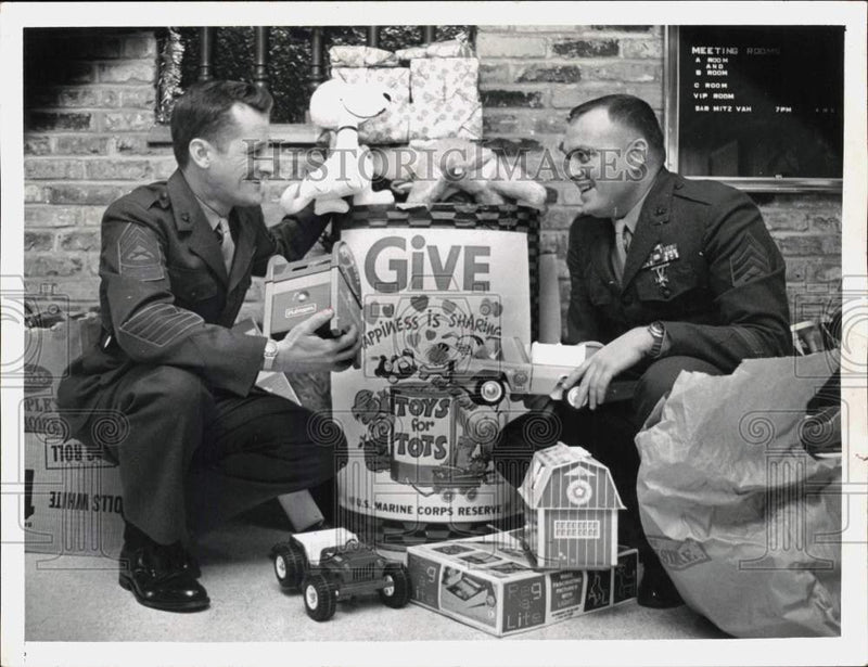 Load image into Gallery viewer, 1973 Press Photo Al Bessette and Andy Anderson, U.S. Marines, Schenectady
