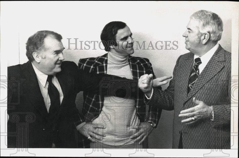 Load image into Gallery viewer, 1977 Press Photo Joe Torre, Rod O'Connor, and Other Gentleman - tub27711
