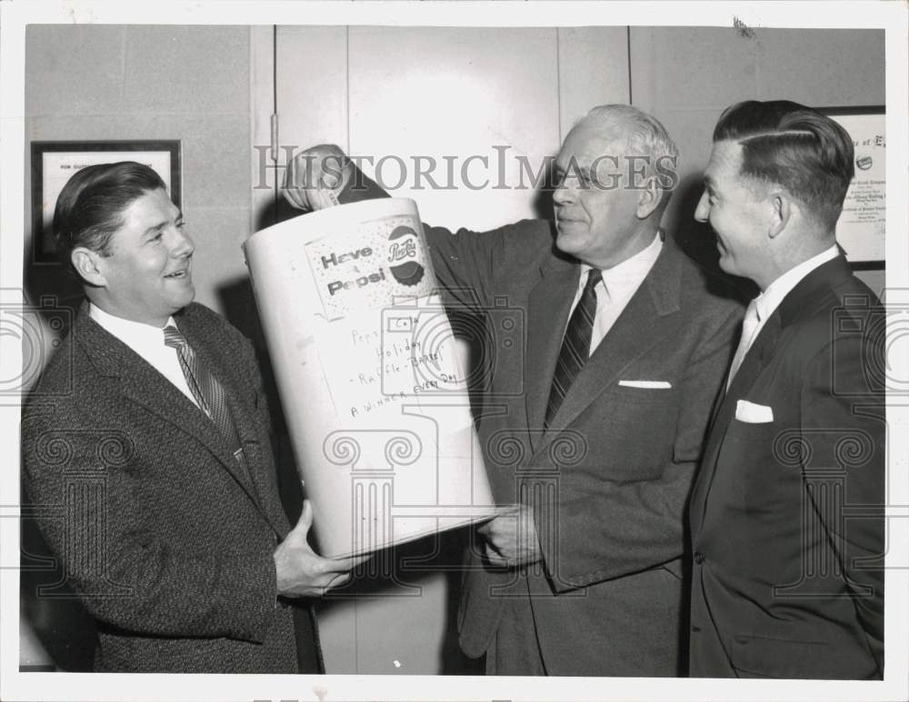 1959 Press Photo Raffle at Greater Albany Chamber of Commerce for Free Pepsi