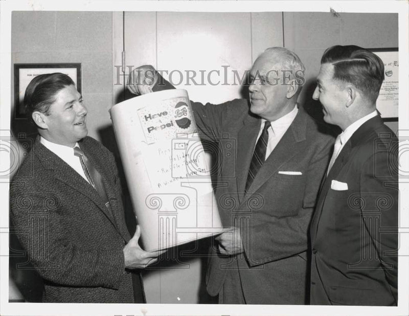 Load image into Gallery viewer, 1959 Press Photo Raffle at Greater Albany Chamber of Commerce for Free Pepsi
