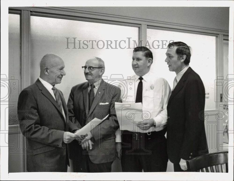 Load image into Gallery viewer, 1972 Press Photo Harry T. Ellis and Men at Scotia Police Station, New York
