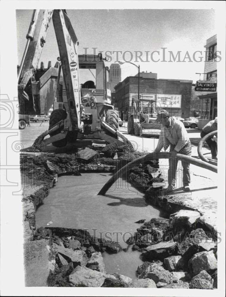 1978 Press Photo Water Main Break at Washington and Central in Albany, New York