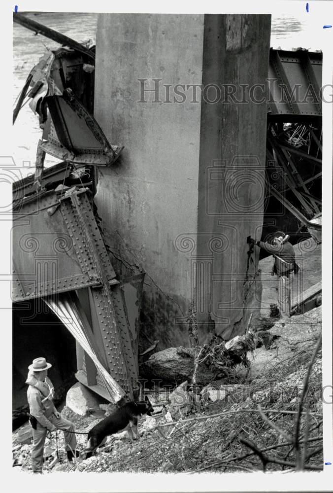 1987 Press Photo Trooper Raymond Marshall, Ft. Hunter Bridge Collapse, new York- Historic Images