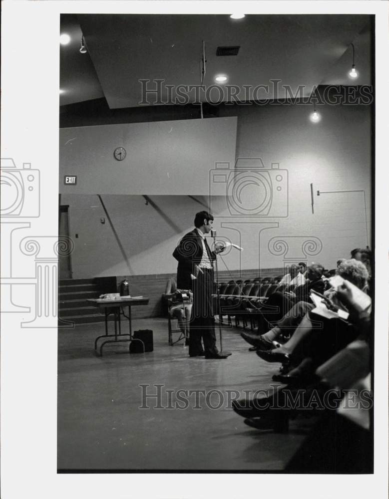 1972 Press Photo Man Speaks at Hearing on Dog Control Laws, Albany, New York