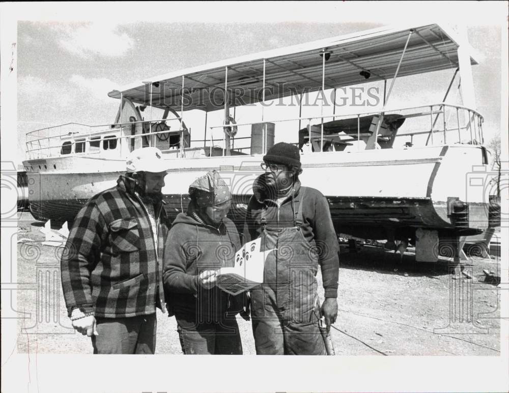 1978 Press Photo Captain Len Knutson with Other Men and Boat - tub30005