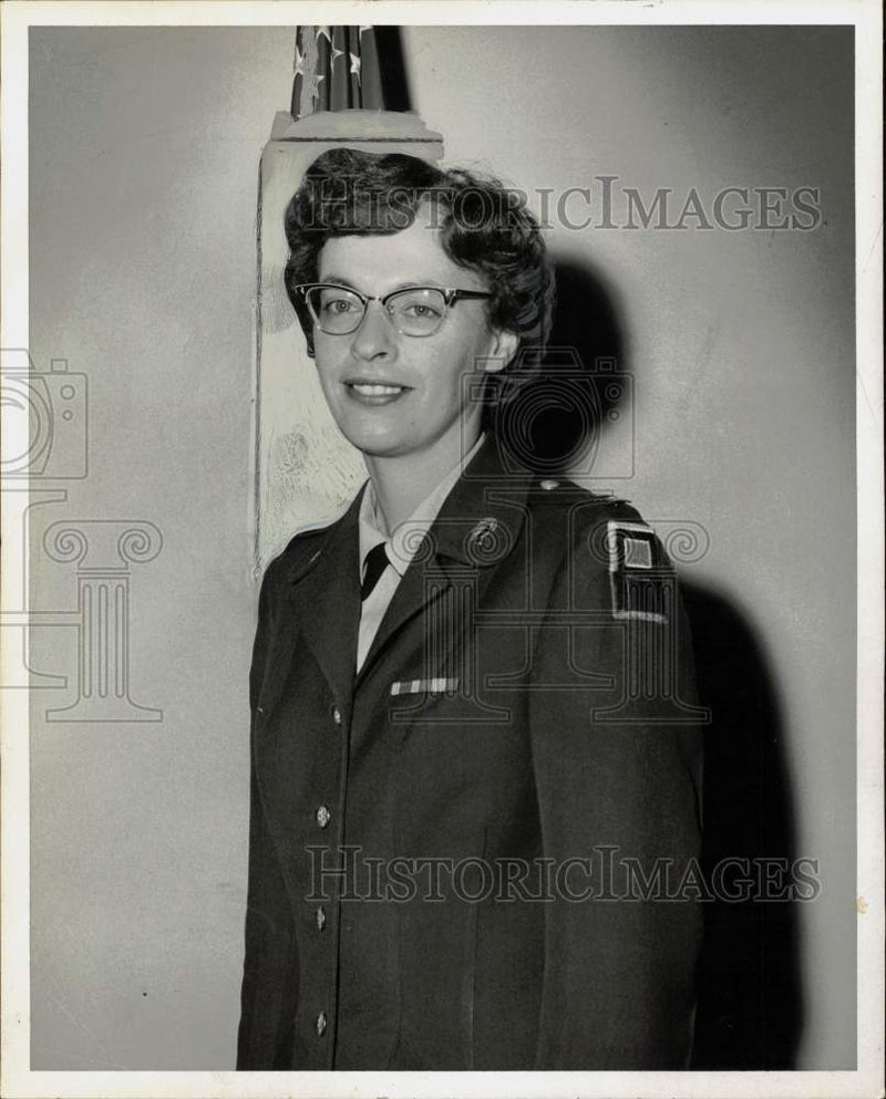Load image into Gallery viewer, 1961 Press Photo Joan Strong, Schenectady-Albany Army Recruiter for Women
