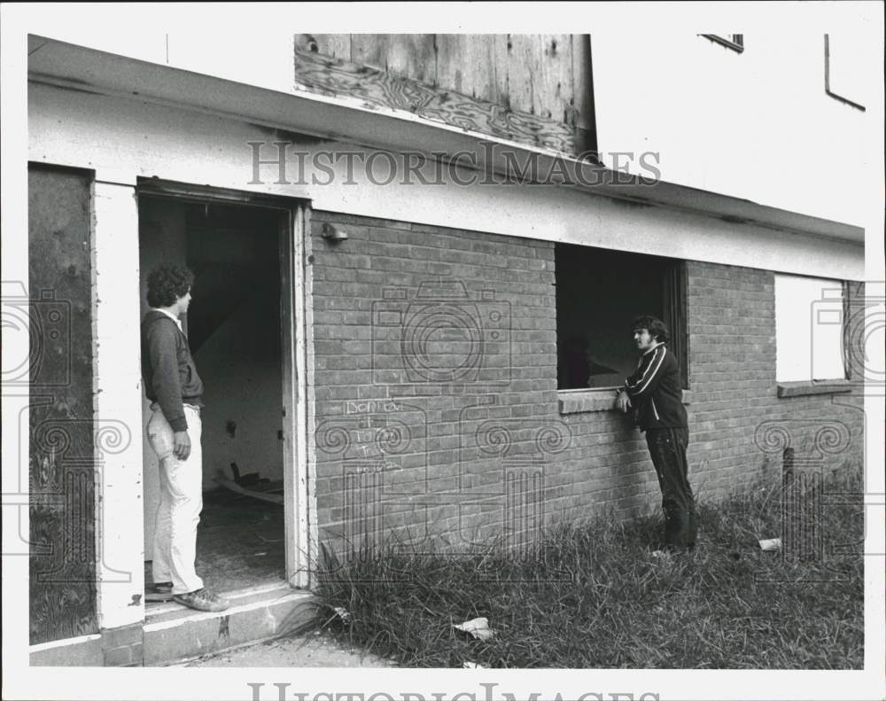 1977 Press Photo John Downey, John Goodbred at Phelan Apartments, Troy, New York- Historic Images