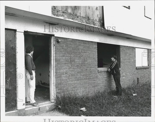 1977 Press Photo John Downey, John Goodbred at Phelan Apartments, Troy, New York- Historic Images