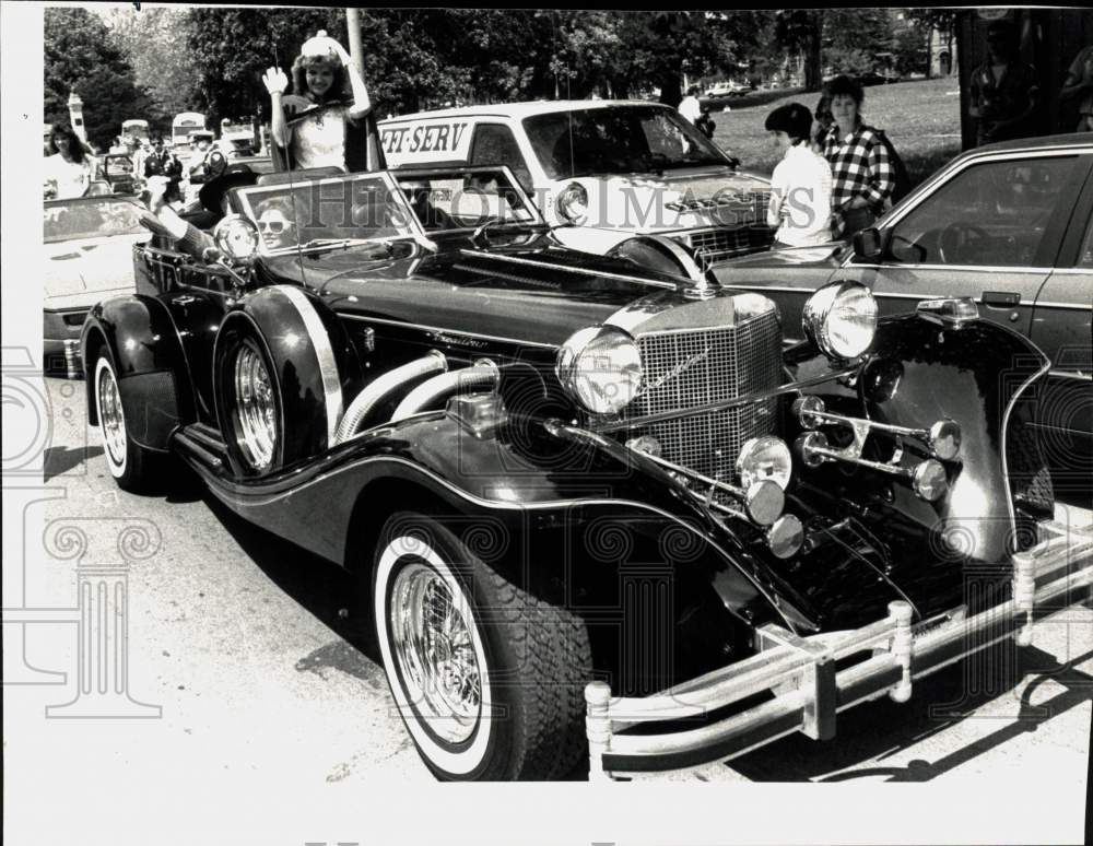 1987 Press Photo Tulip Queen Ann Marie Dolan in Parade Car, Albany, New York- Historic Images