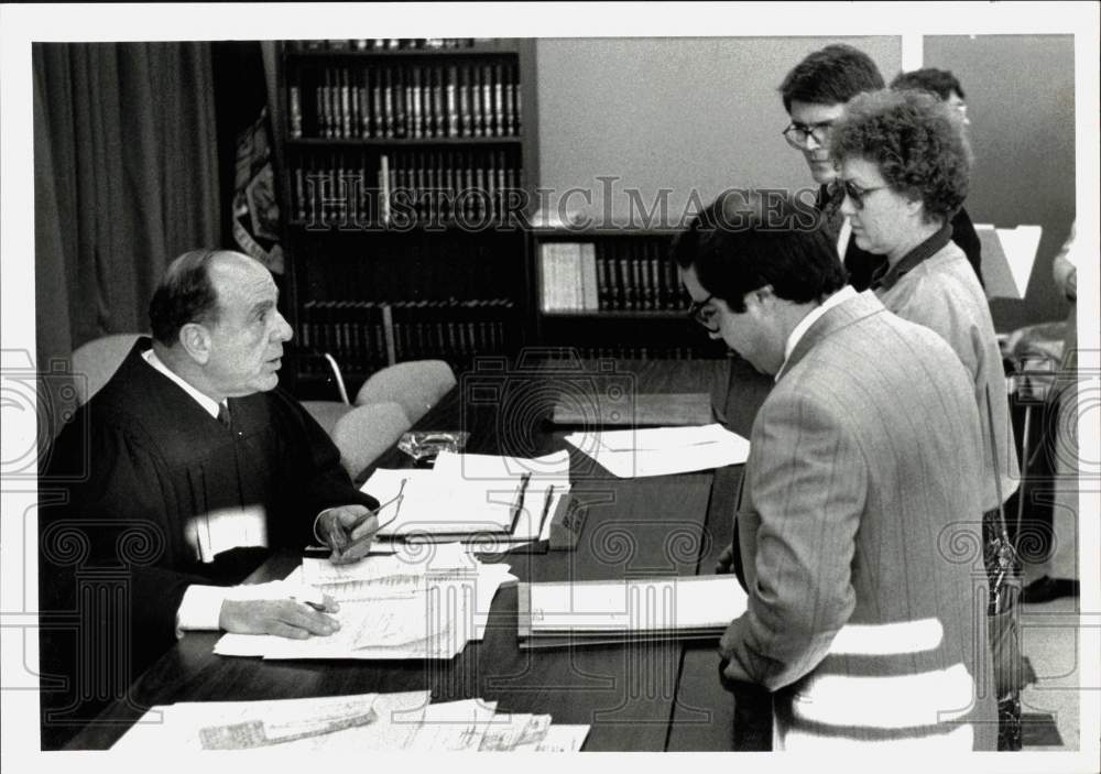 1989 Press Photo Judge Henry Tutunjian Hears Case, North Greenbush, New York- Historic Images