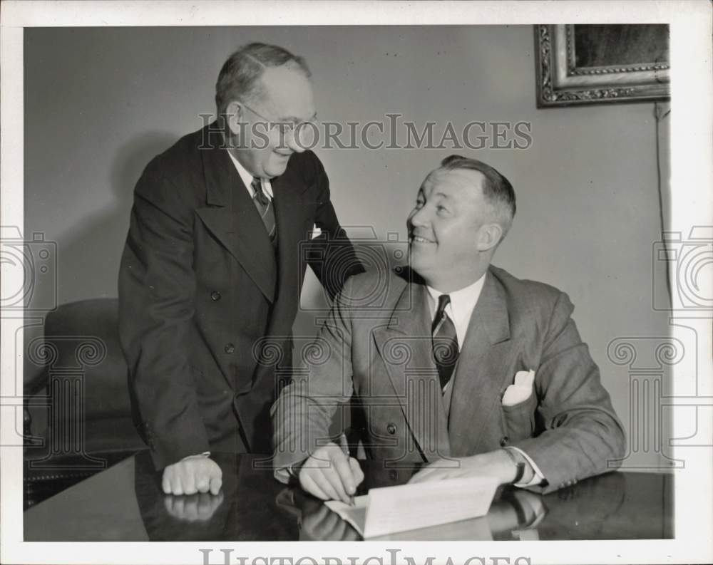 1939 Press Photo Charles Leo Hartnett Signs Contract with Chicago Cubs- Historic Images