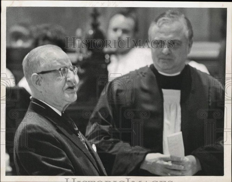Load image into Gallery viewer, 1970 Press Photo Edgar Van Olinda and Reverend Laman Bruner, Albany, New York
