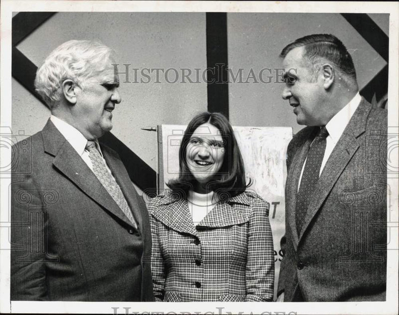 Load image into Gallery viewer, 1973 Press Photo Dr. Albert H. Harris with Peter Kiernan and Mrs. Ronald Weiss
