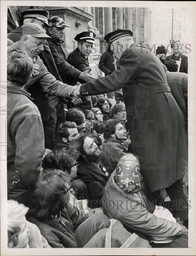 Press Photo Protesters of Vietnam War and Draft in Albany, New York - tub33523- Historic Images