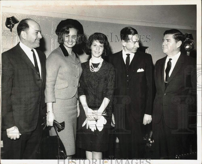Load image into Gallery viewer, 1965 Press Photo Vonda Kay Van Dyke, Miss America, with Traveling Companions
