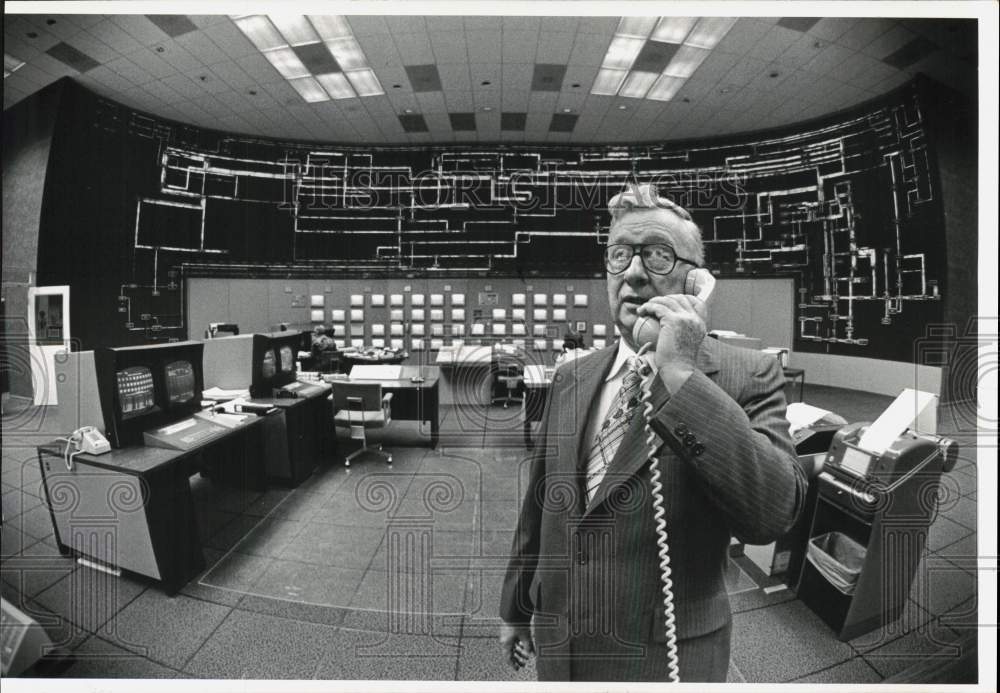 Press Photo John R. Vogel Jr., New York Power Pool Director at Control Center- Historic Images