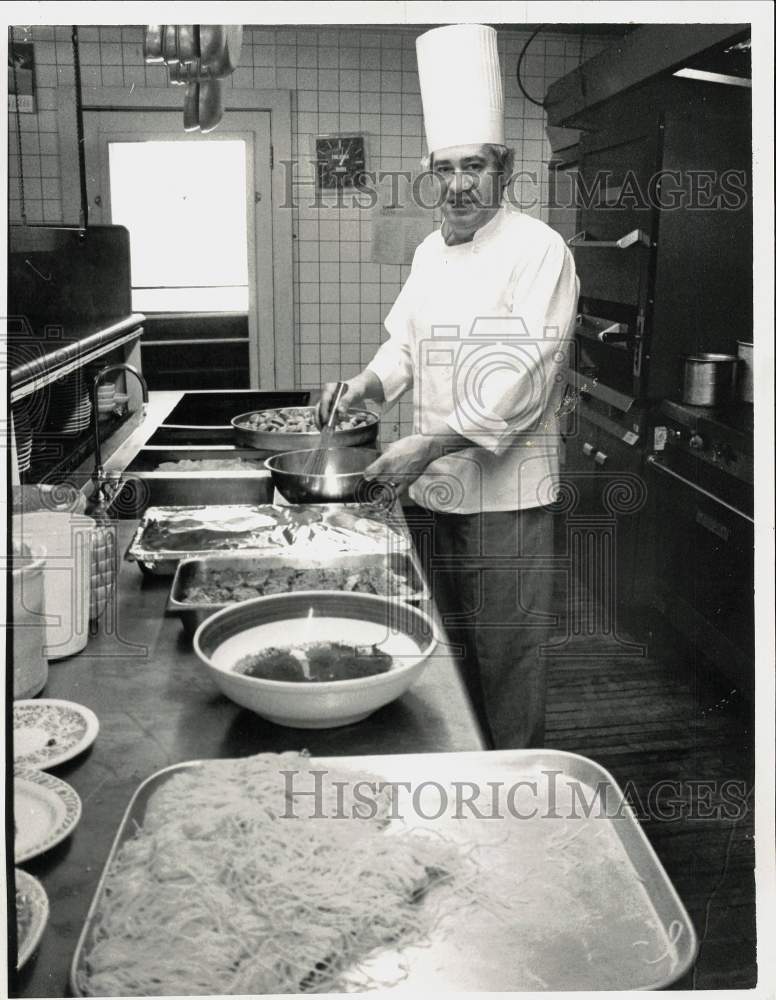 1984 Press Photo Chef Michael Viggiani at Elms Restaurant on Route 9 - tub34768- Historic Images