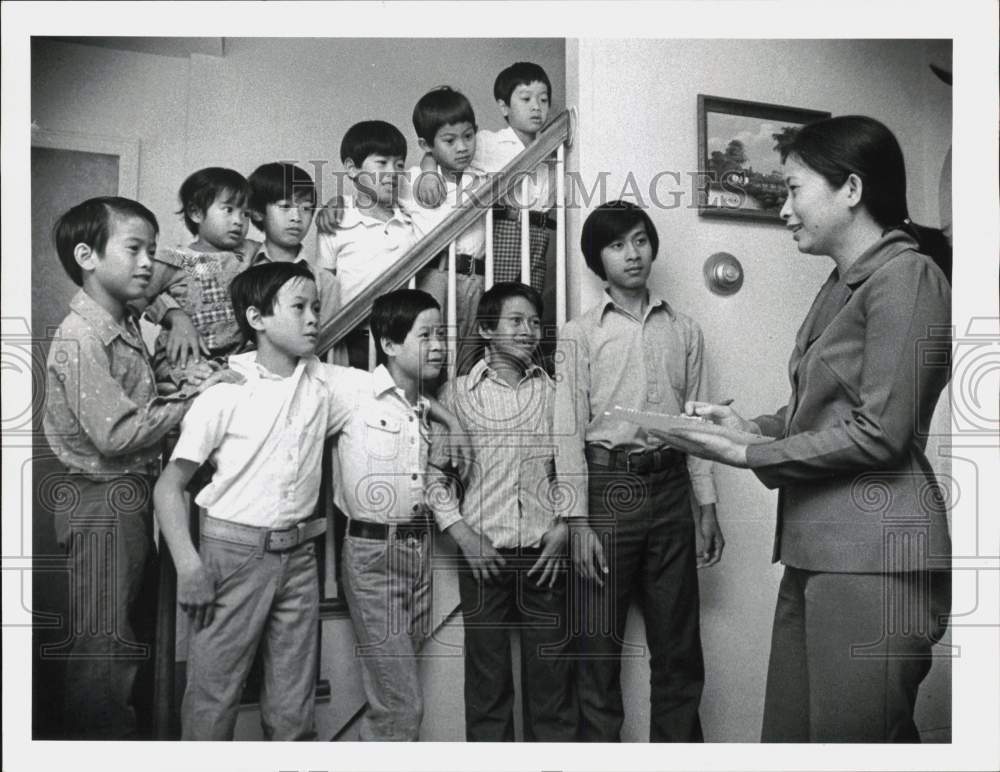 1977 Press Photo Lang Tran with Children at Home Staircase - tub35105- Historic Images