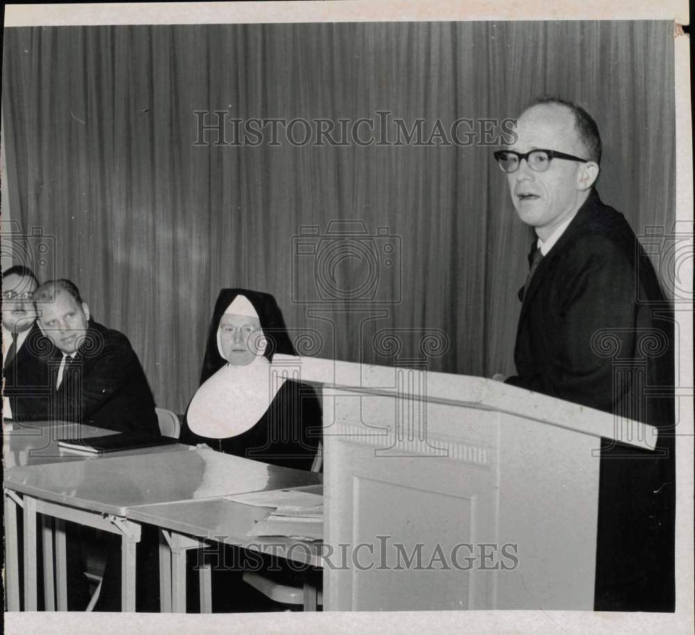 1967 Press Photo Dr. Bruce Vreeland Speaks to Group, Albany, New York- Historic Images