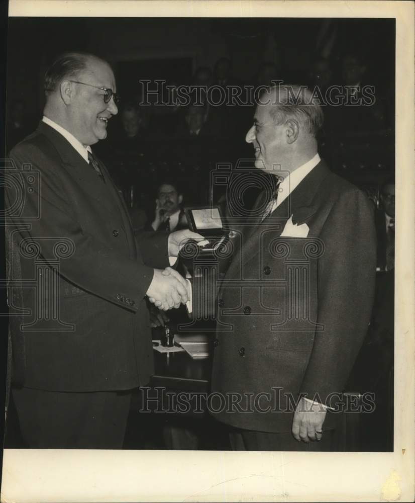 1950 Press Photo Oswald Heck and Irving Steingut shake hands at presentation.- Historic Images