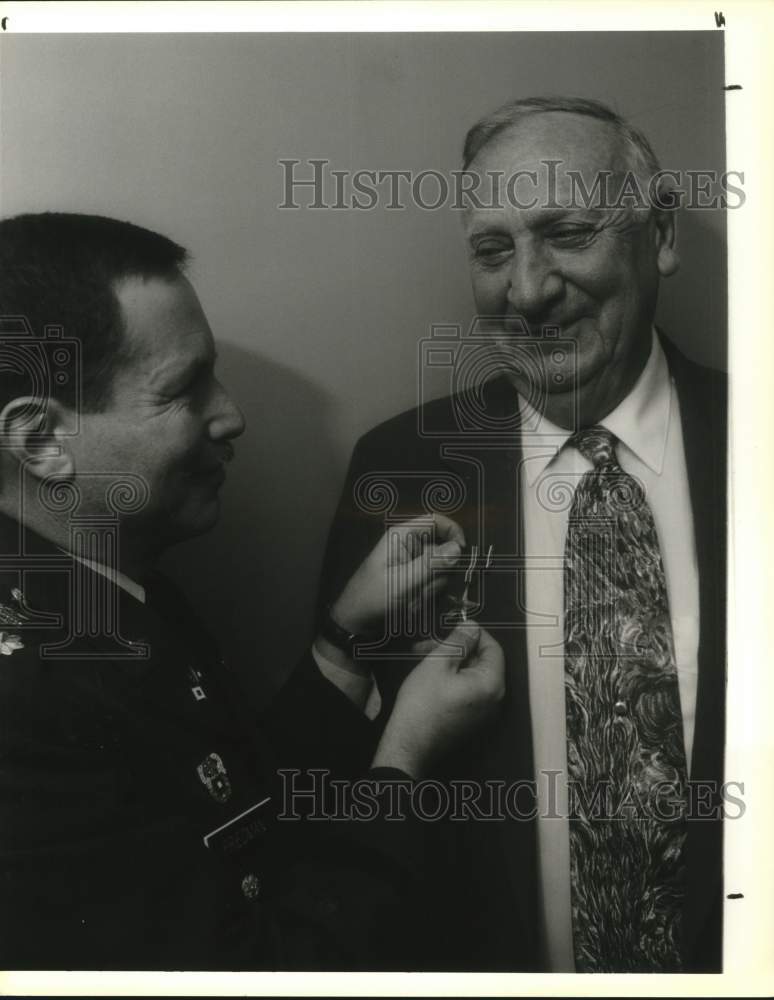 1993 Press Photo Colonel Doug Friedman pins medal on Albert Gellman in Albany- Historic Images