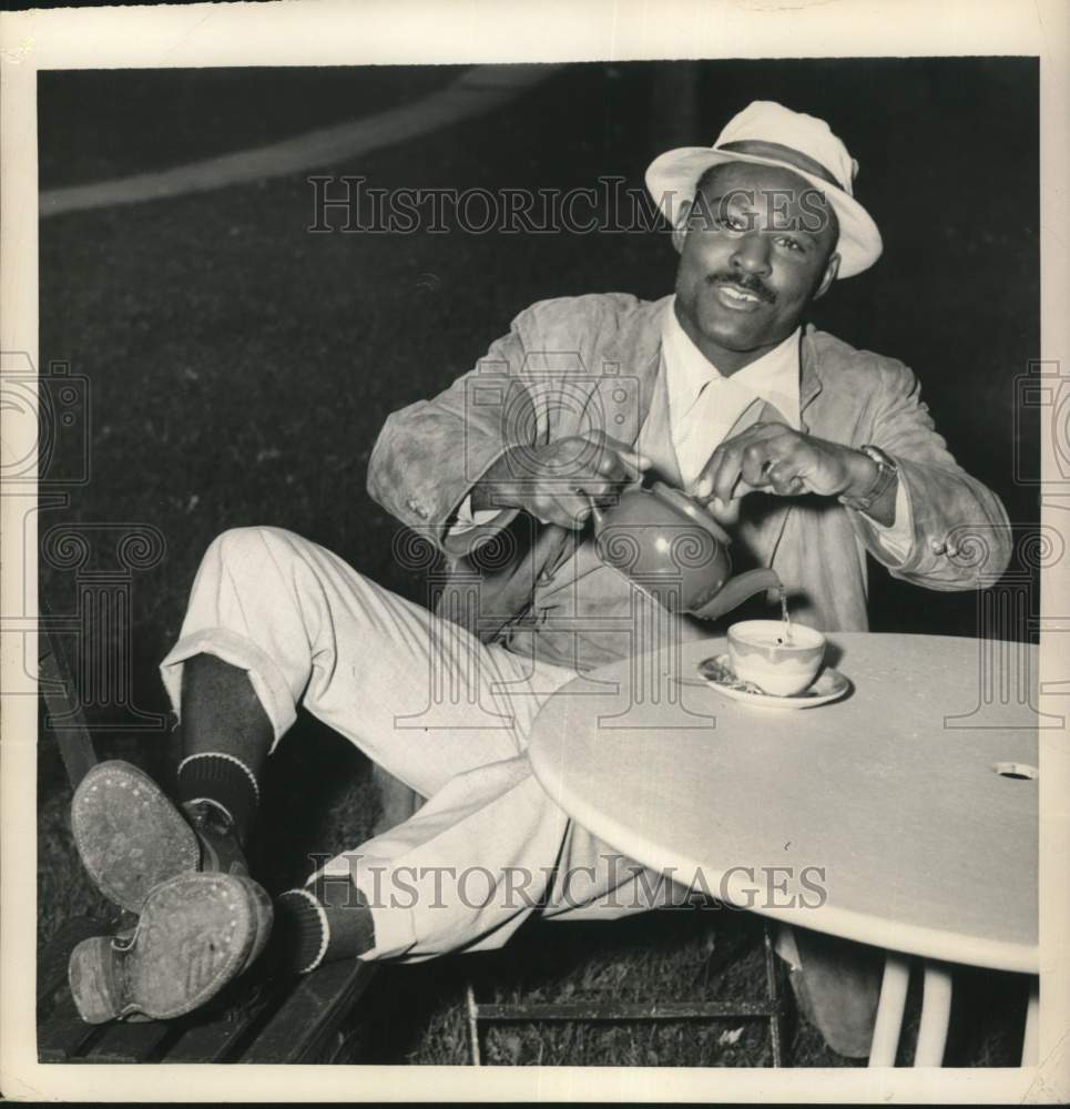 1950 Press Photo Boxer Ezzard Charles drinks tea at Hotel Nemerson in New York.- Historic Images