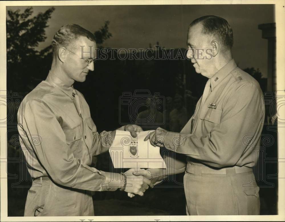 1942 Press Photo General George Marshall hands commission to Warren Pershing