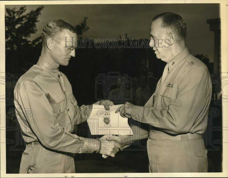 Load image into Gallery viewer, 1942 Press Photo General George Marshall hands commission to Warren Pershing
