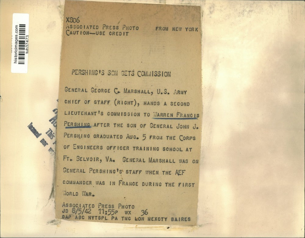 1942 Press Photo General George Marshall hands commission to Warren Pershing