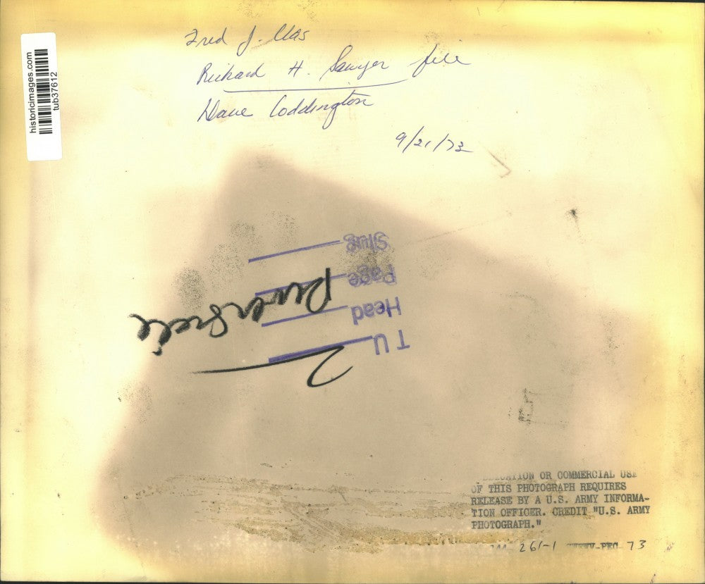 1973 Press Photo Fred Elas, Richard Sawyer and Dave Coddington view brochure.