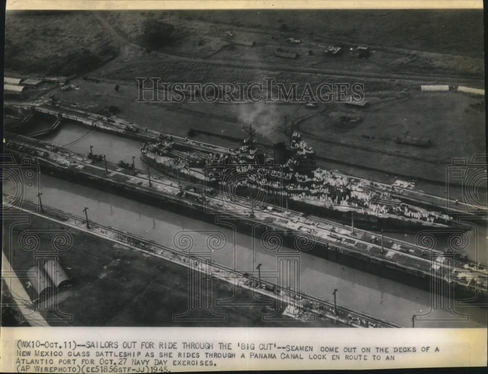1945 Press Photo Battleship sailors on deck as ship passes through Panama Canal.