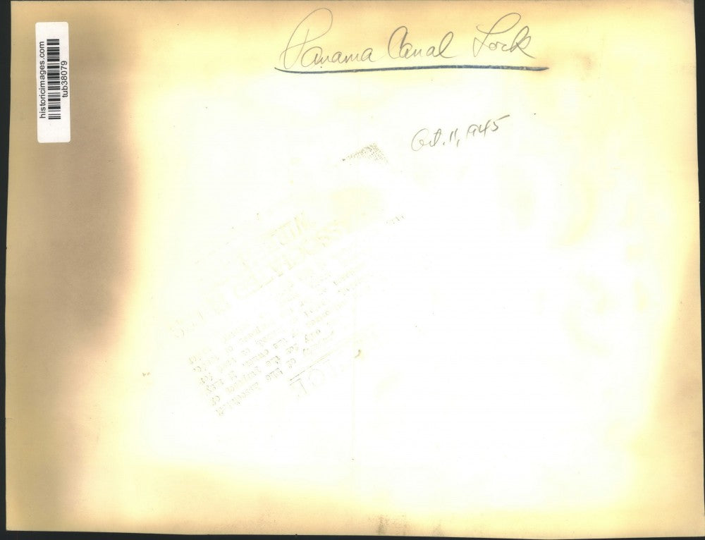 1945 Press Photo Battleship sailors on deck as ship passes through Panama Canal.